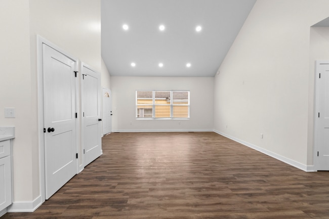 Building Photo - Incredible 2 bedroom 1 bathroom Duplex!