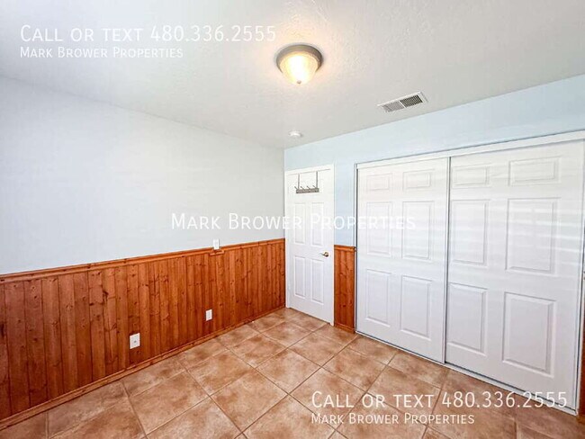 Building Photo - 566 S Esmeralda