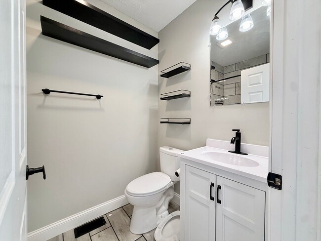 Building Photo - **Hawthorne Place** Pet Friendly 5 Large Bedrooms 2 Full Baths!