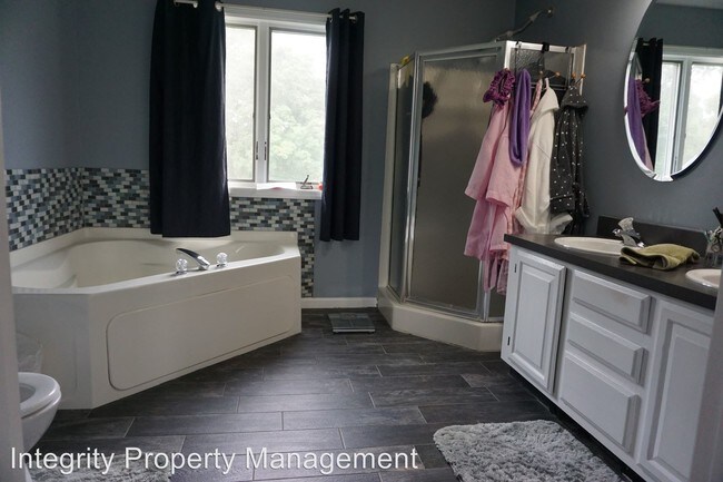 Building Photo - 4 br, 2.5 bath House - 10 Loosestrife Dr.