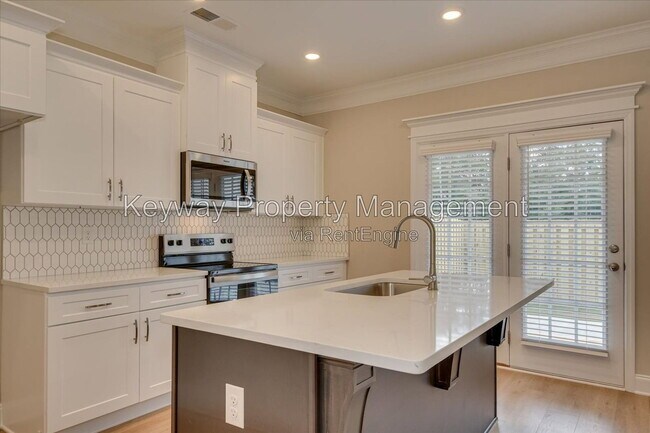 Building Photo - 3199 Venetian Dr