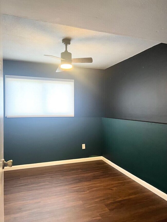 Building Photo - Gorgeous 4 bedroom, 2 bath Home with 2 car attached garage In NW Loveland, Colorado