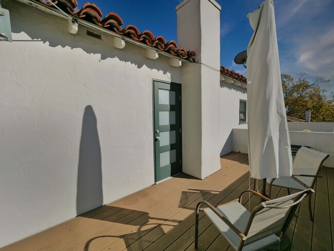 Building Photo - 1718 Le Roy Ave