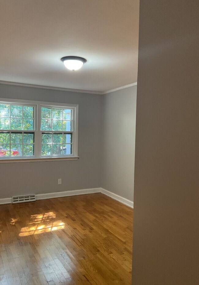 Building Photo - Section 8 Approved!! Available Now! Quaint...