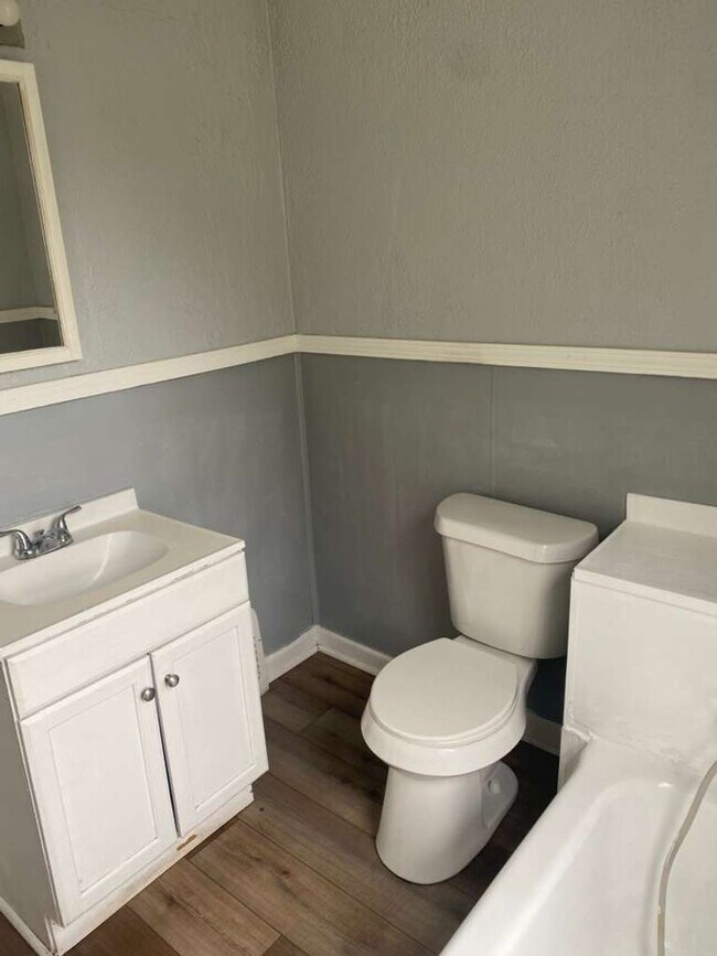 Building Photo - 3540 W 61st St