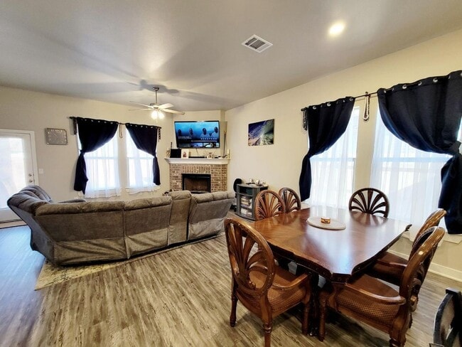 Building Photo - Upland Crossing - 3/2/2 All Appliances Included