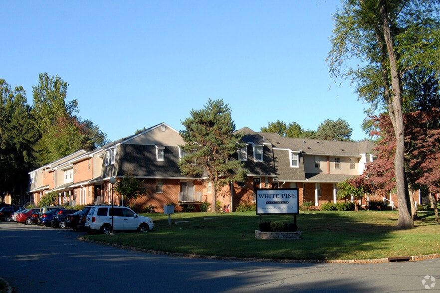 White Pine Townhomes and Apartments 1600 White Pine Cir Lawrenceville