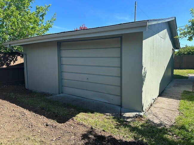 Building Photo - Updated 2 bedroom 2 bath house with a deta...