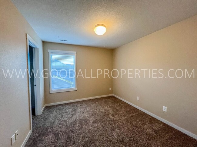 Building Photo - 1903 SE Clover Ridge Dr