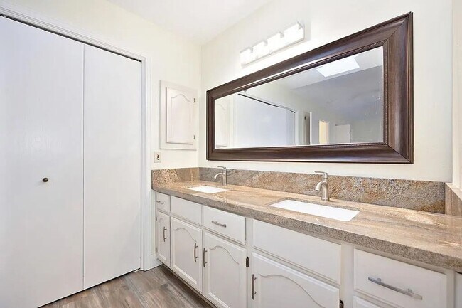 Building Photo - Beautiful 3BR/3BA Home on 1 Acre in Gated ...