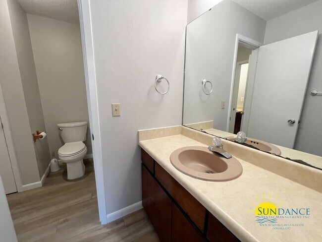 Building Photo - Move-in ready 2 Story Townhouse in Crestview!