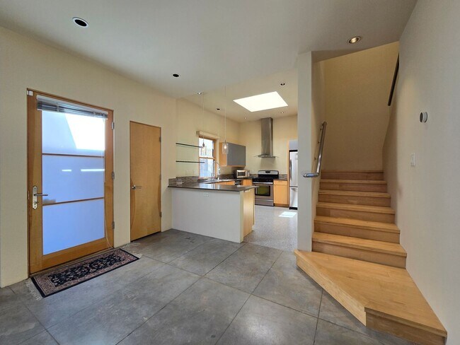 Building Photo - 927 Alto St