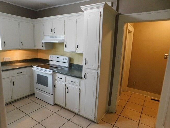 Building Photo - 2-bedroom, 1-bathroom Apartment w/ Basemen...