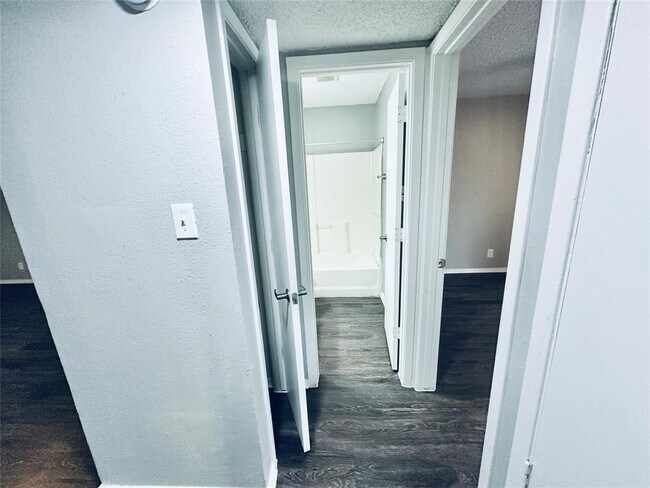 Building Photo - 5507 Rose Hill Cir