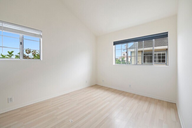 Building Photo - Beautiful 3-bedroom, 2.5-bath tri-level to...