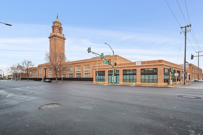 Building Photo - Two level loft with great light and ample ...