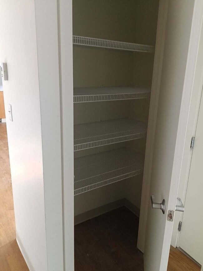 Building Photo - Ivy Manor - 201-B02