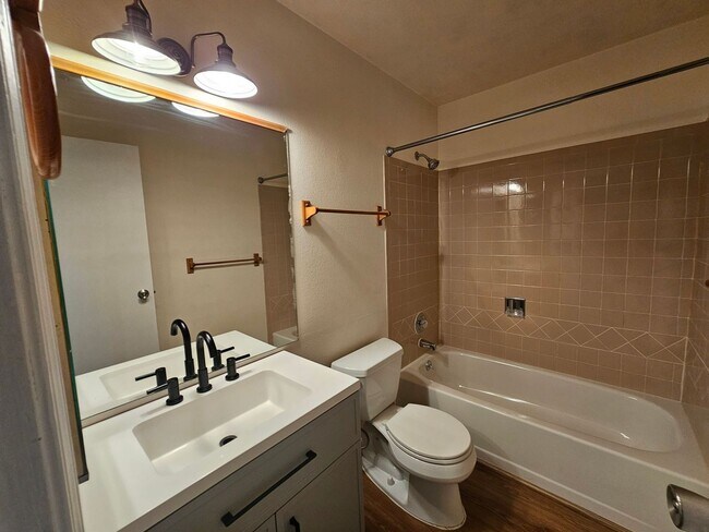 Building Photo - 4 Bed 3 Bath Home in 80911!