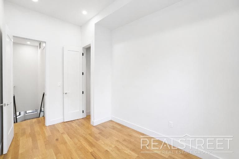 Building Photo - Magnificent 4 Bed 3.5 Bath Brownstone Duplex in Crown Heights