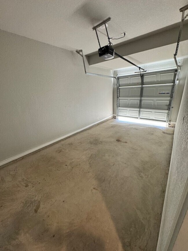 Building Photo - Elegant Townhome Ready for Move In - 3 BR 2.5 Bath - NE San Antonio (in Selma)