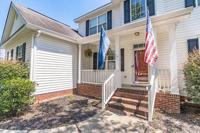 Building Photo - Gorgeous 4 Bedroom Home with Spacious Layo...