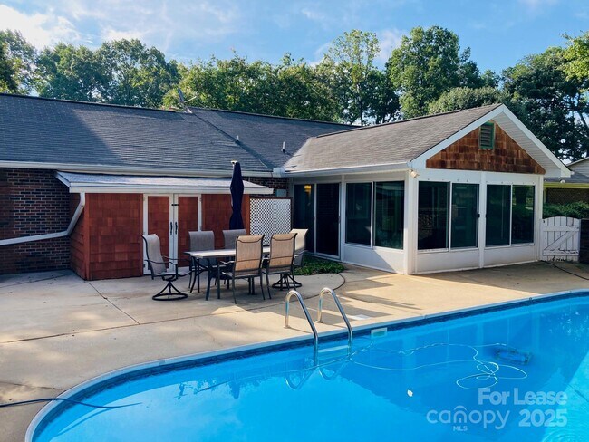 Building Photo - 4969 Moonlite Bay Dr