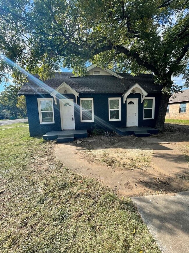 Building Photo - D&amp;G Ventures LLC-516/518 S. Nueces