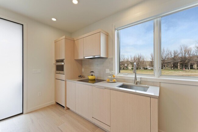 Building Photo - 211 SW Log Ct