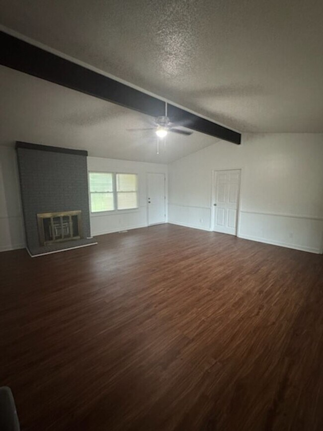 Building Photo - New renovation 3BR/2BA house
