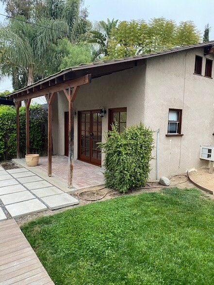 Guest house on quiet neighborhood street - 836 S Genesee Ave