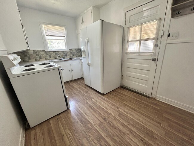 Building Photo - 114 N Avenue V