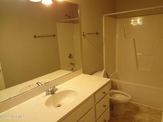Building Photo - 205 S Pointe Dr