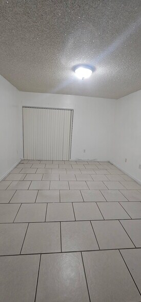 Master bedroom - 1900 W 54th St