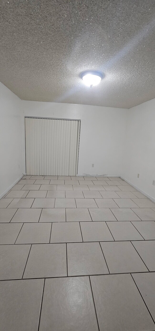 Master bedroom - 1900 W 54th St