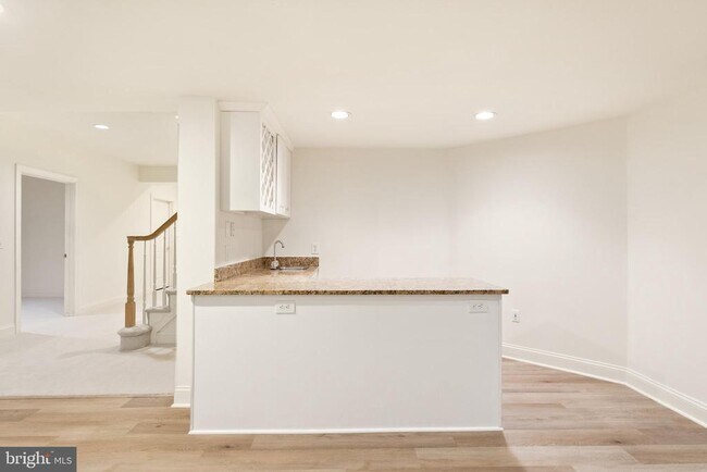 Building Photo - 7440 Old Maple Square