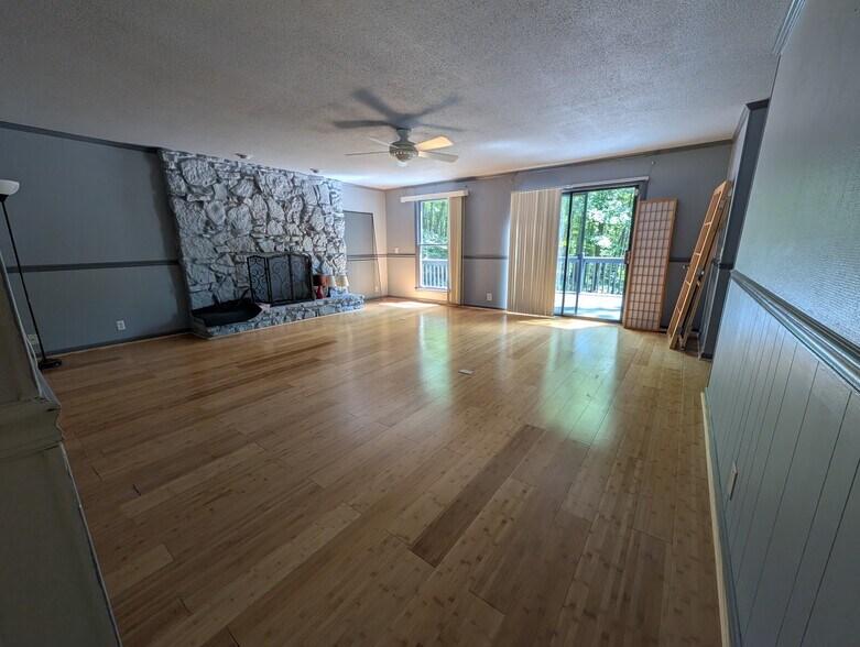 Building Photo - 1118 Longview Dr