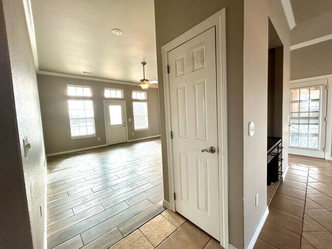 Building Photo - Spacious 3 bed 2 bath Single Family with a Large Fenced Backyard!