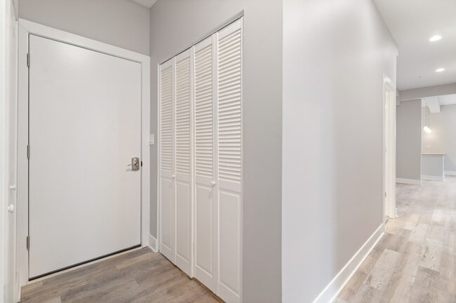 Building Photo - Beautiful, Updated and Spacious 2bd/2bth, Ukrainian Village, 5/1-6/1 Move in!