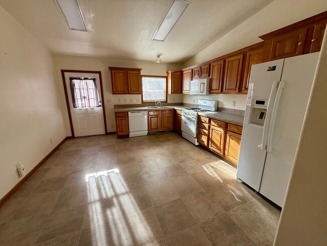 Building Photo - 3 Bedroom Home MILLIKEN