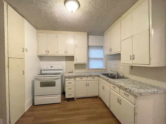 Building Photo - 3 Bed 1 Bath Home