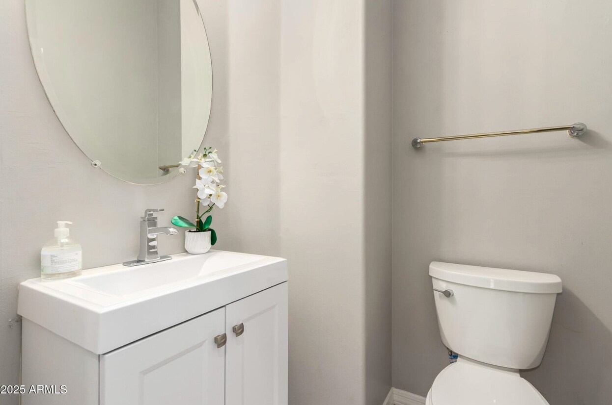 Building Photo - 1515 N Los Alamos Cir