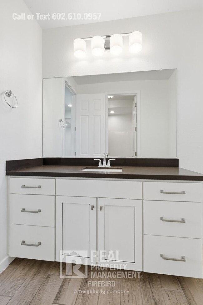 Building Photo - 2342 W Gloria Ln