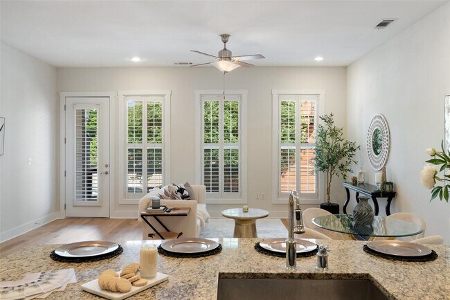 Building Photo - 2520 Bluebonnet Ln