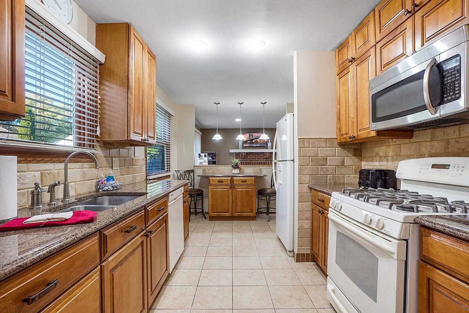 Building Photo - 2323 Woodview Ln