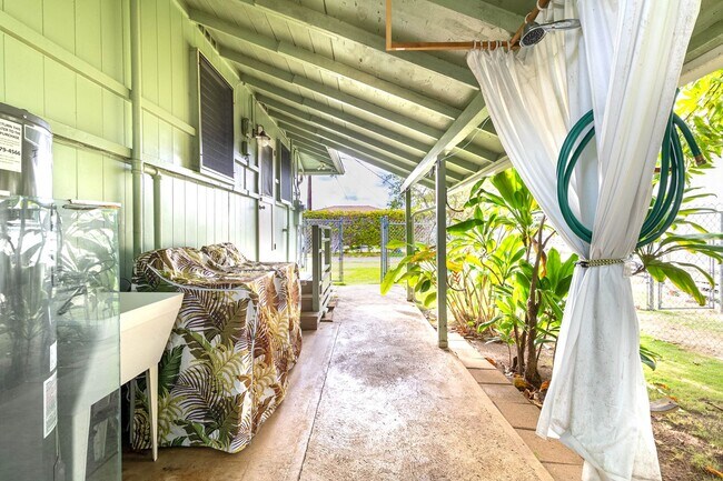 Building Photo - Charming 2/1 Cottage on a Quiet Lane in Ka...