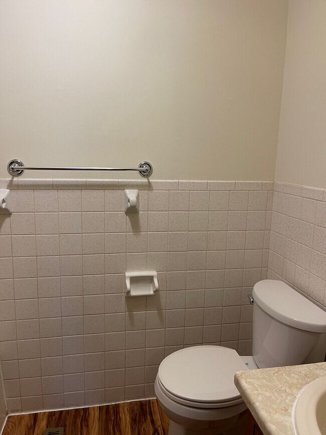 Building Photo - 3 BEDROOM 1.5 BATHROOM TOWNHOUSE FOR RENT