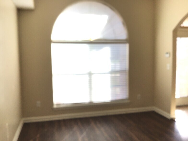 Building Photo - 2038 Belhaven Dr