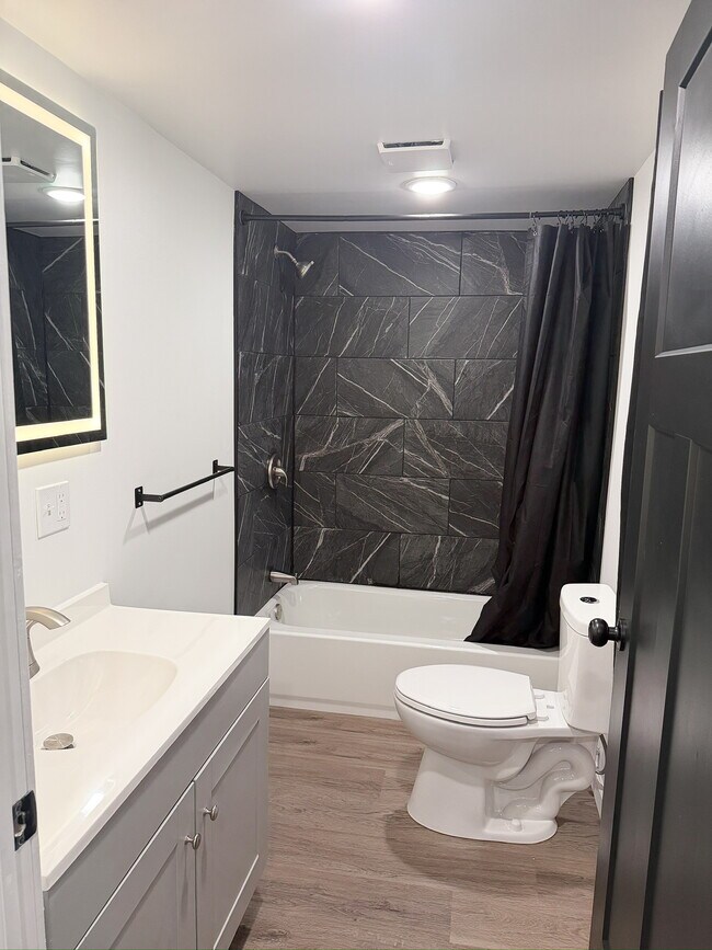 Building Photo - 613 Oakland Ave