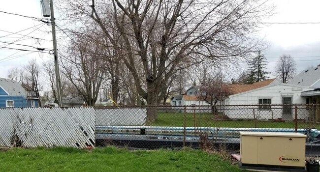 Building Photo - 758 S Huth Rd