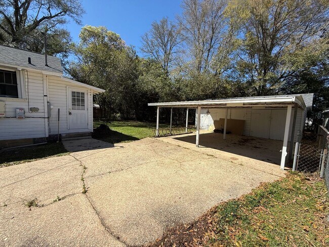 Building Photo - Pensacola - East Hill - 3 bedroom, 1 bathroom